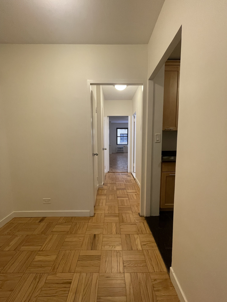 East 55th Street - Photo 6