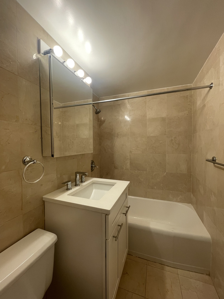 East 55th Street - Photo 9