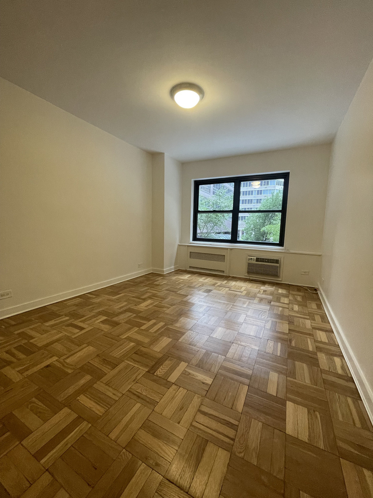 East 55th Street - Photo 6