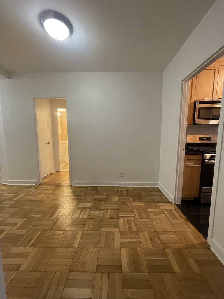 East 55th Street - Photo 5