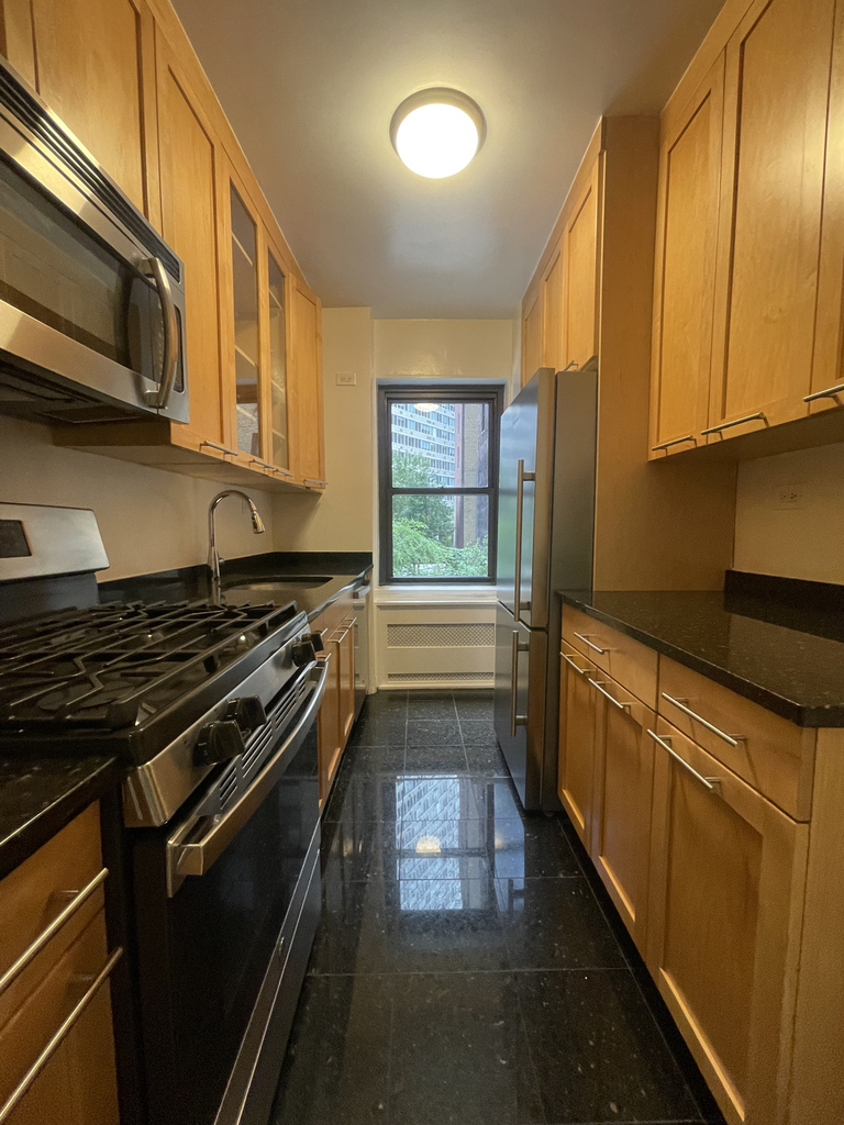 East 55th Street - Photo 3
