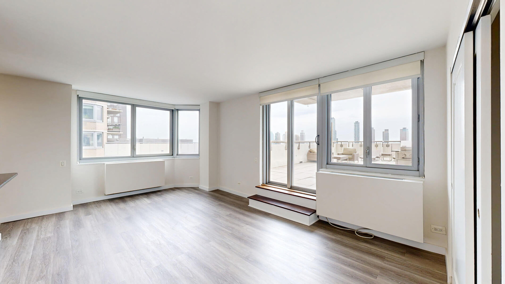 E 34TH ST - Photo 2
