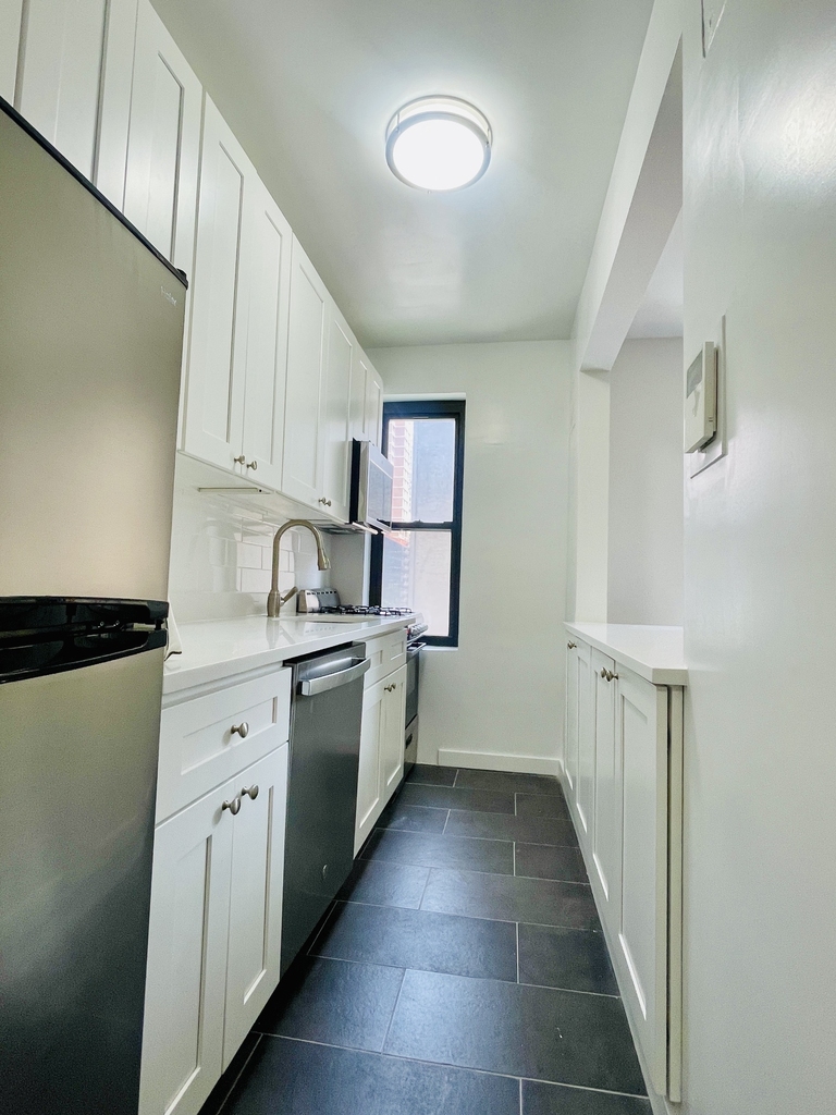East 55th Street - Photo 5