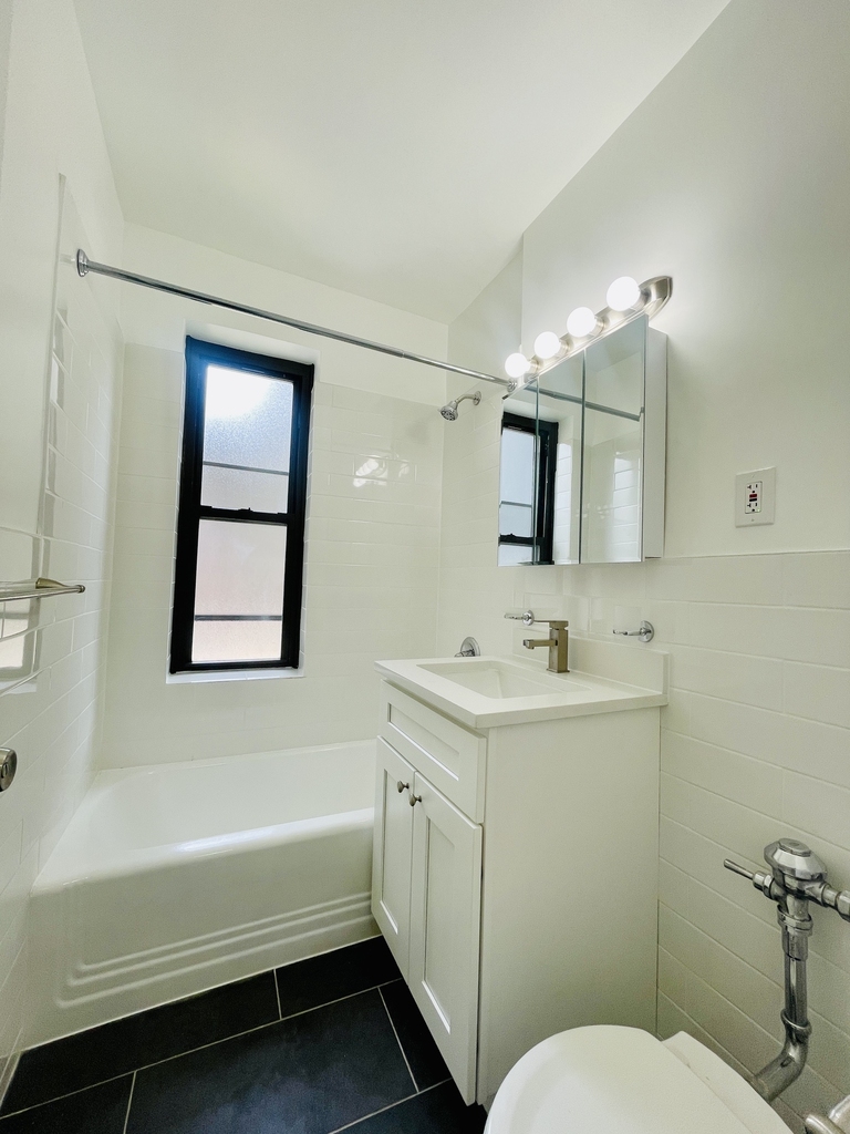 East 55th Street - Photo 8