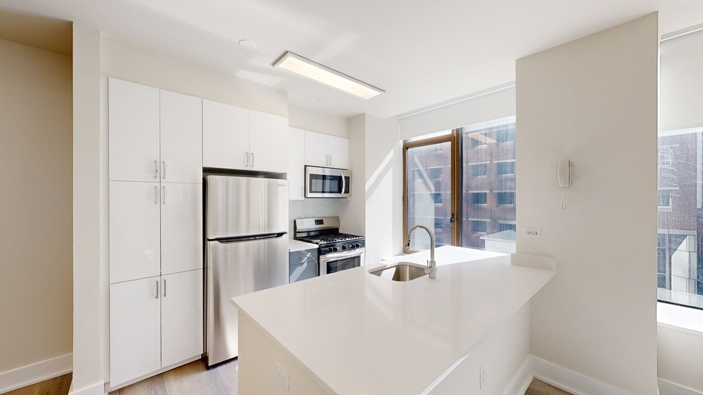 10 Hanover Square - Photo 1