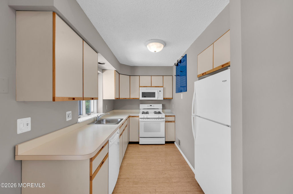 2230 Bridge Avenue - Photo 5