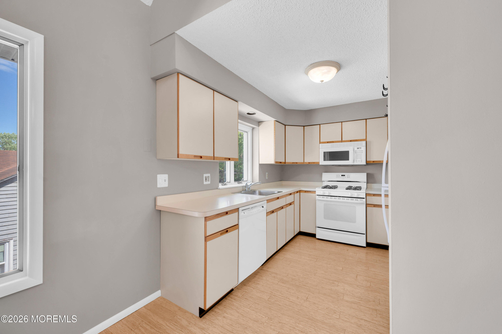 2230 Bridge Avenue - Photo 6