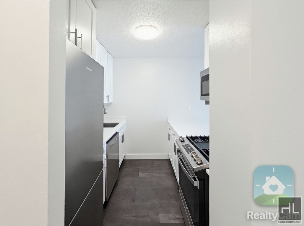 2 Avenue - Photo 0
