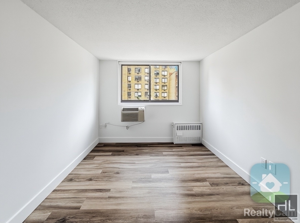 2 Avenue - Photo 2