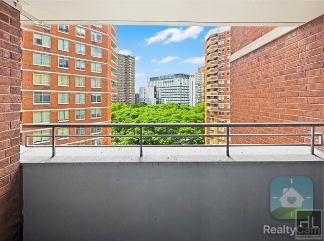 2 Avenue - Photo 0