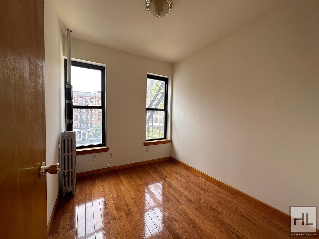 East 14 Street - Photo 2