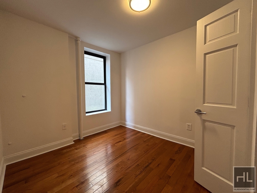 York Avenue - Photo 5