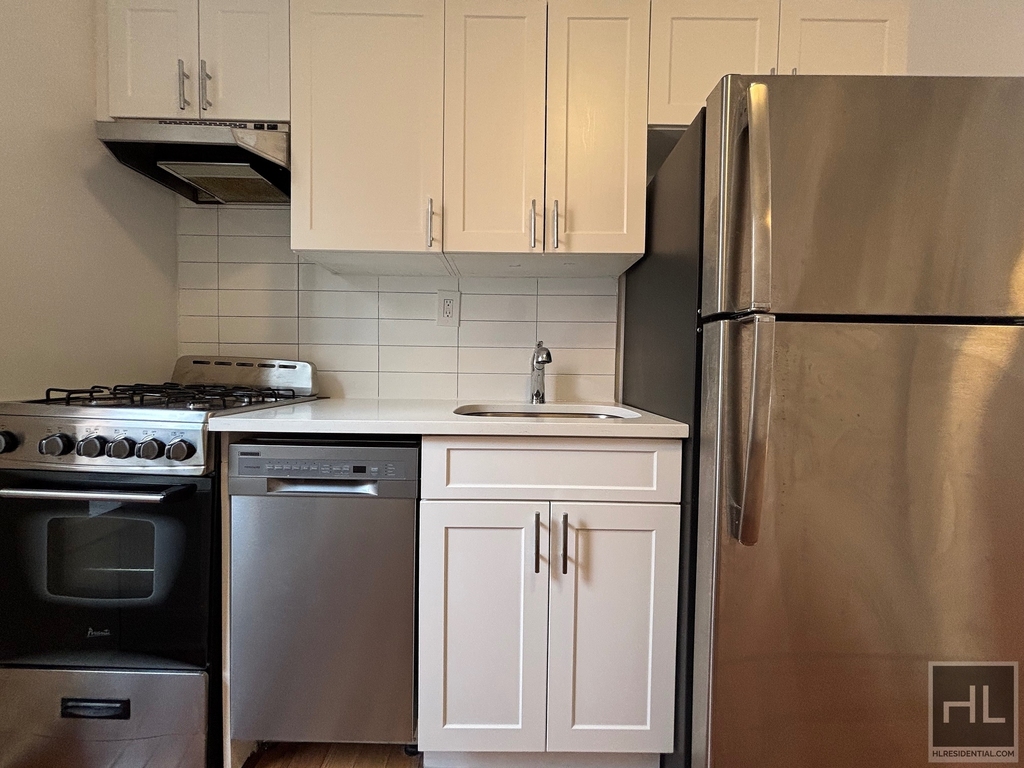 York Avenue - Photo 1