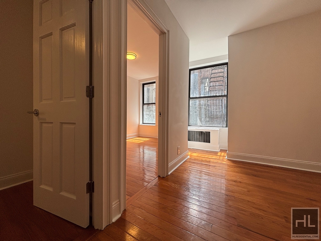 York Avenue - Photo 3