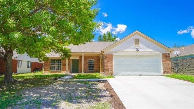 7801 Estates Way - Photo 0
