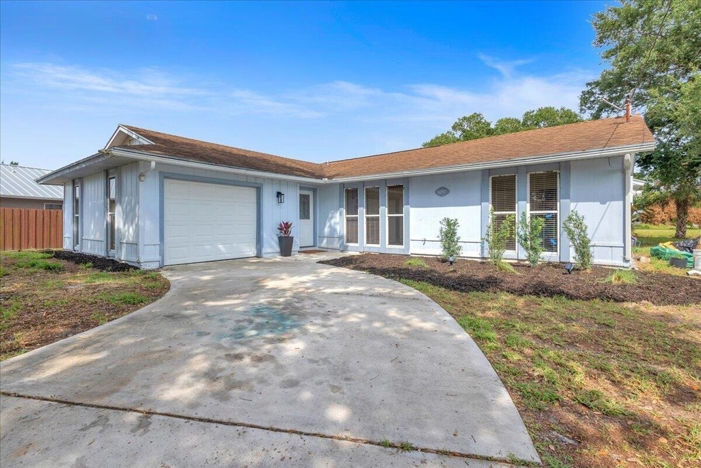 1097 Sw Mcdevitt Avenue - Photo 1
