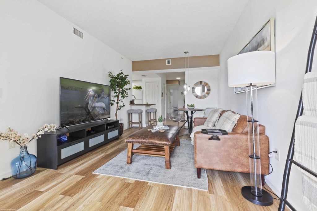 2060 Greenview Shores Boulevard - Photo 2