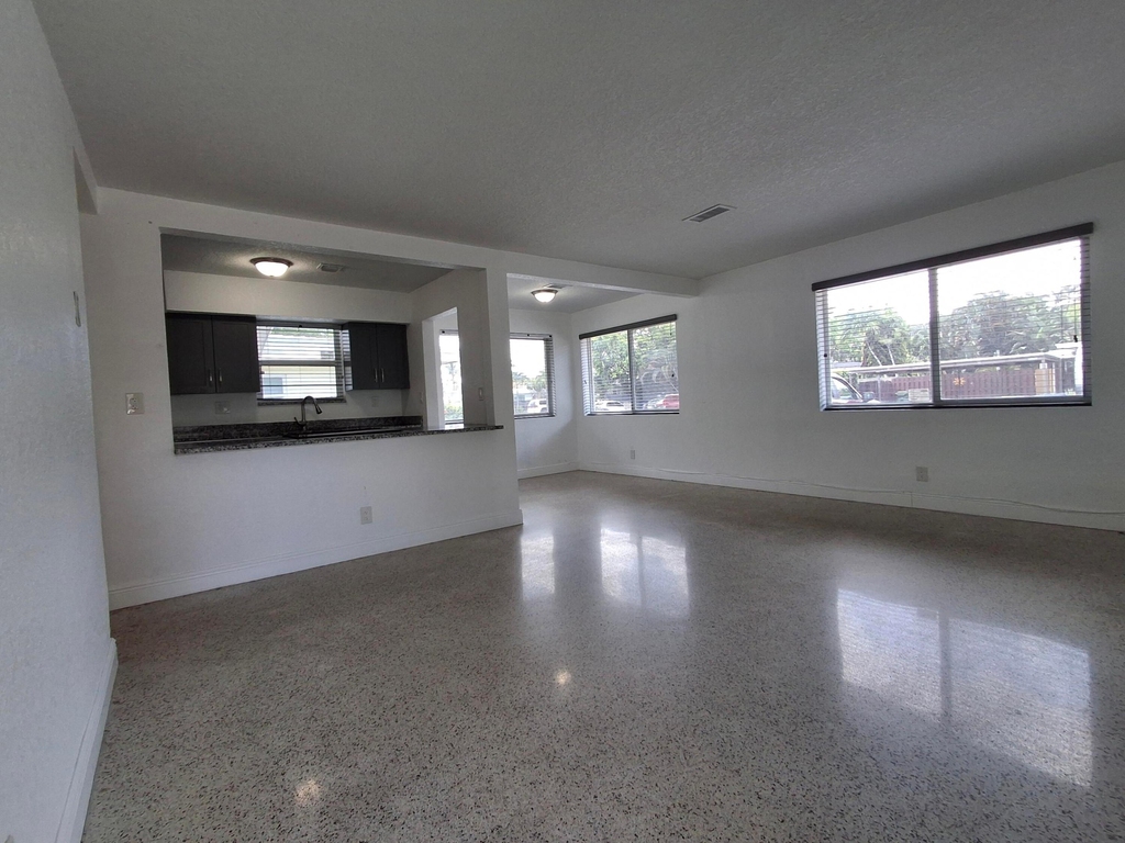 1624 Ne 25th Street - Photo 2