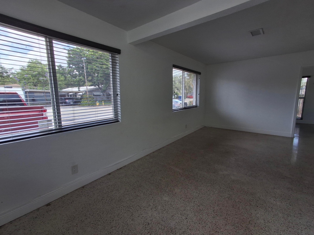 1624 Ne 25th Street - Photo 8