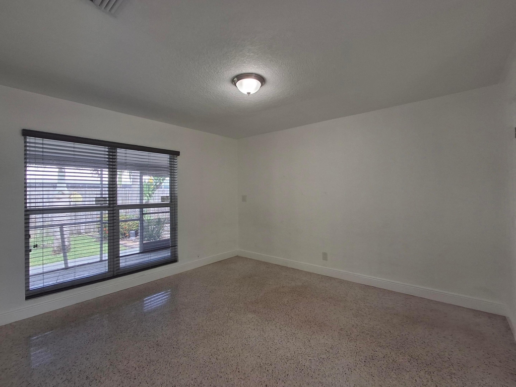 1624 Ne 25th Street - Photo 10