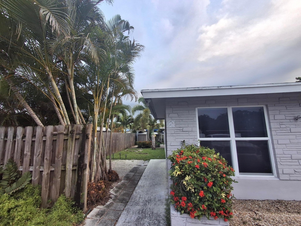 1624 Ne 25th Street - Photo 1