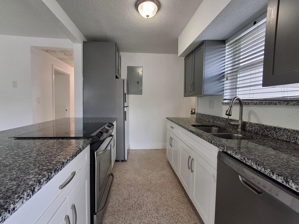 1624 Ne 25th Street - Photo 6