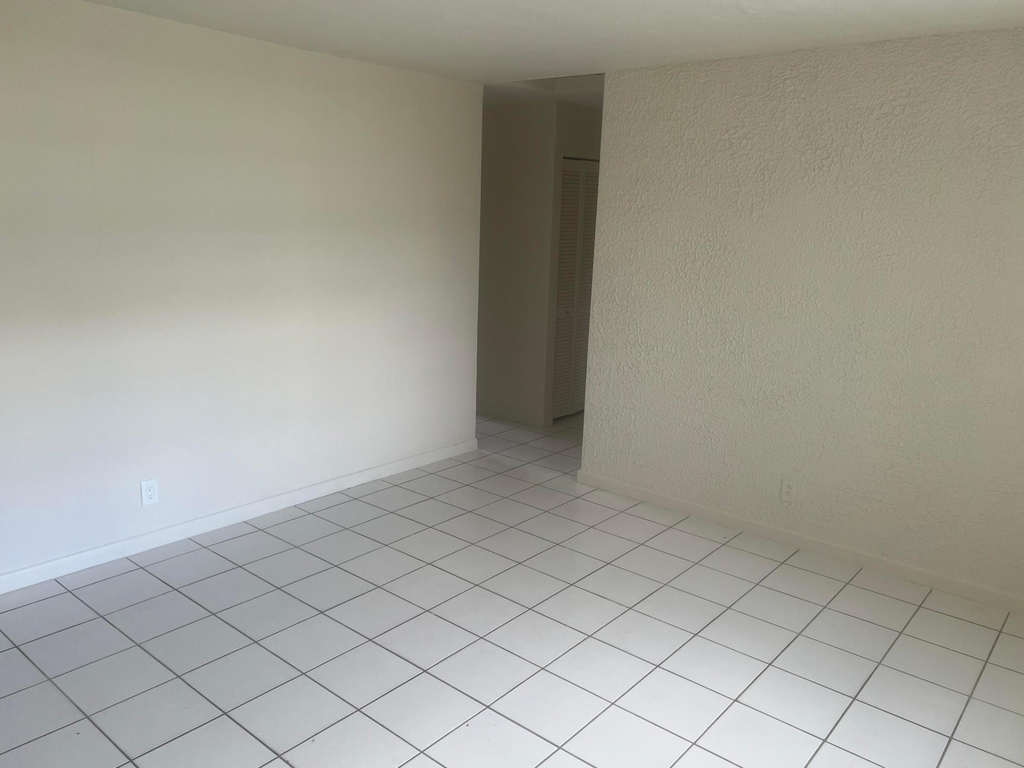 2410 Sw 44th Avenue - Photo 2