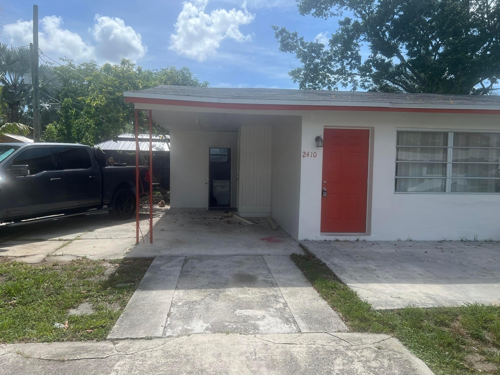 2410 Sw 44th Avenue - Photo 1