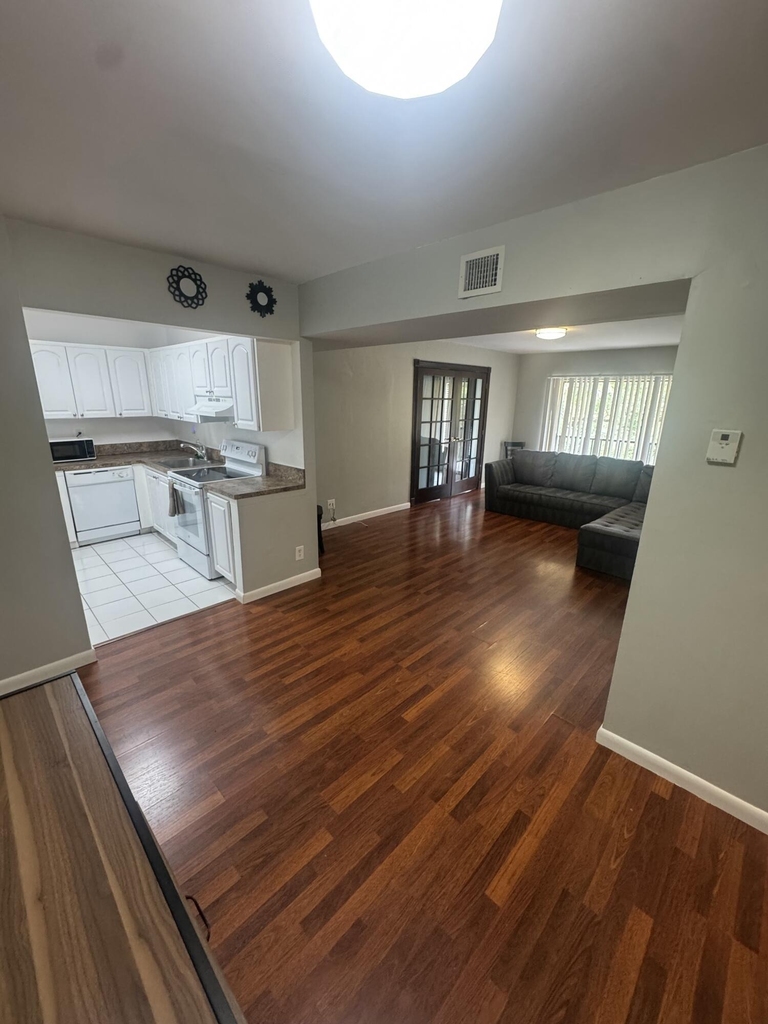 480 Nw 20th Street - Photo 0