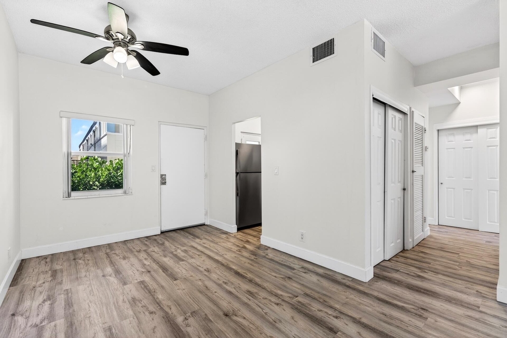 2555 Ne 11th Street - Photo 10