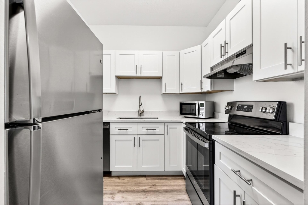 2555 Ne 11th Street - Photo 2
