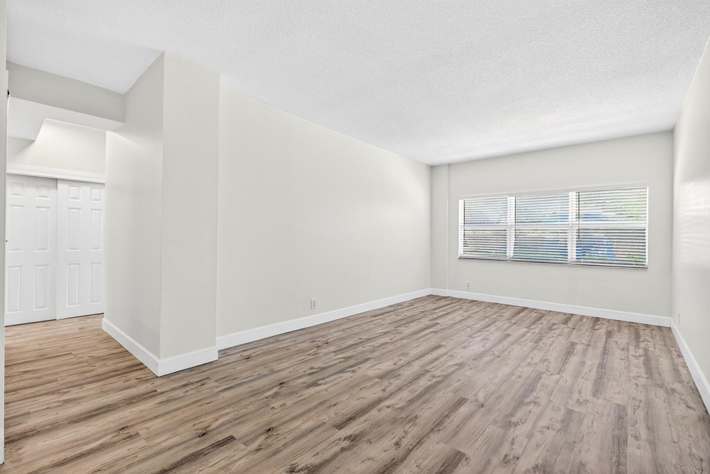 2555 Ne 11th Street - Photo 13