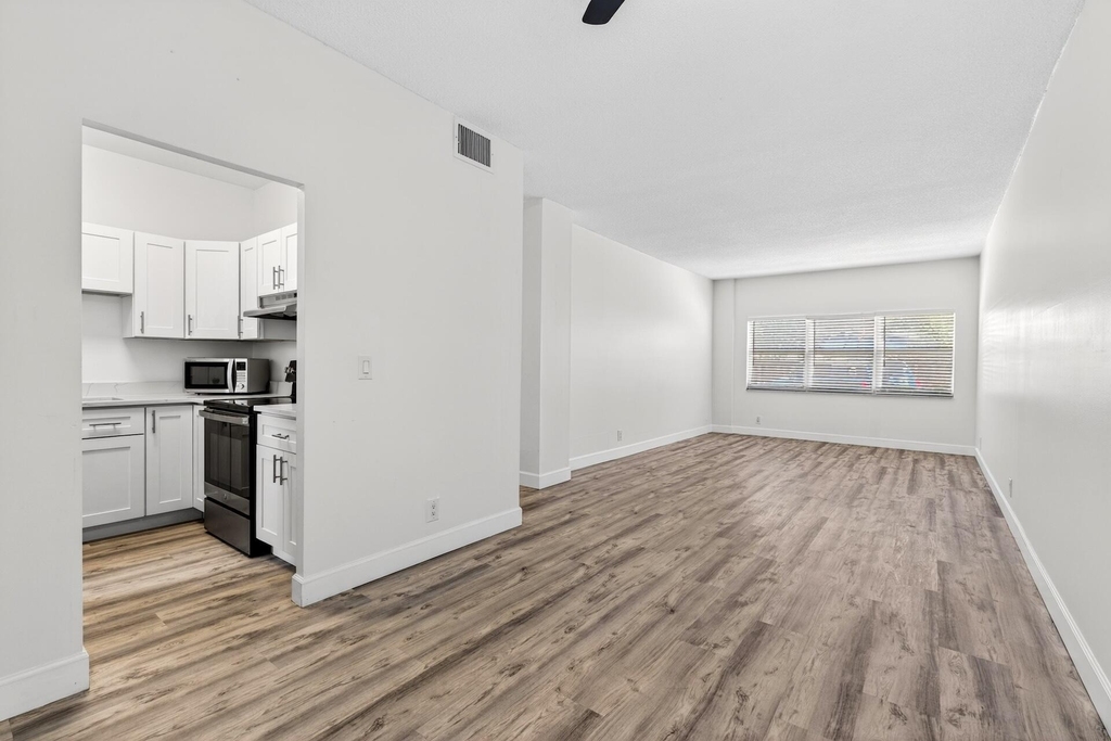 2555 Ne 11th Street - Photo 14