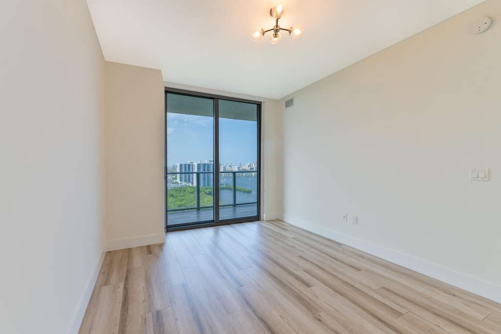16385 Biscayne Boulevard - Photo 18