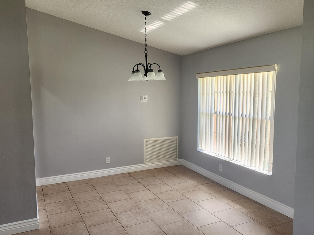 425 Sw Mccomb Avenue - Photo 1