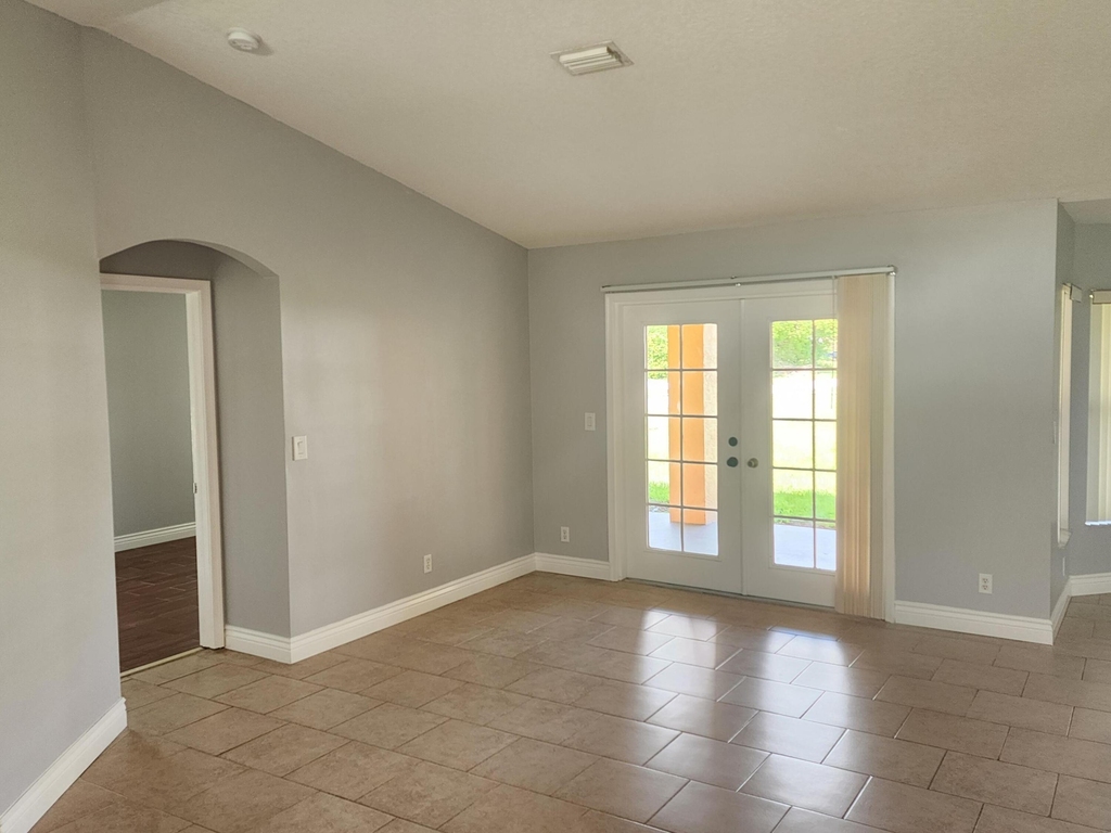 425 Sw Mccomb Avenue - Photo 2