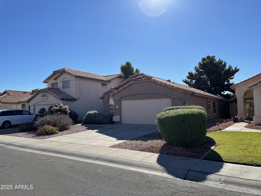 8949 W Kathleen Road - Photo 1