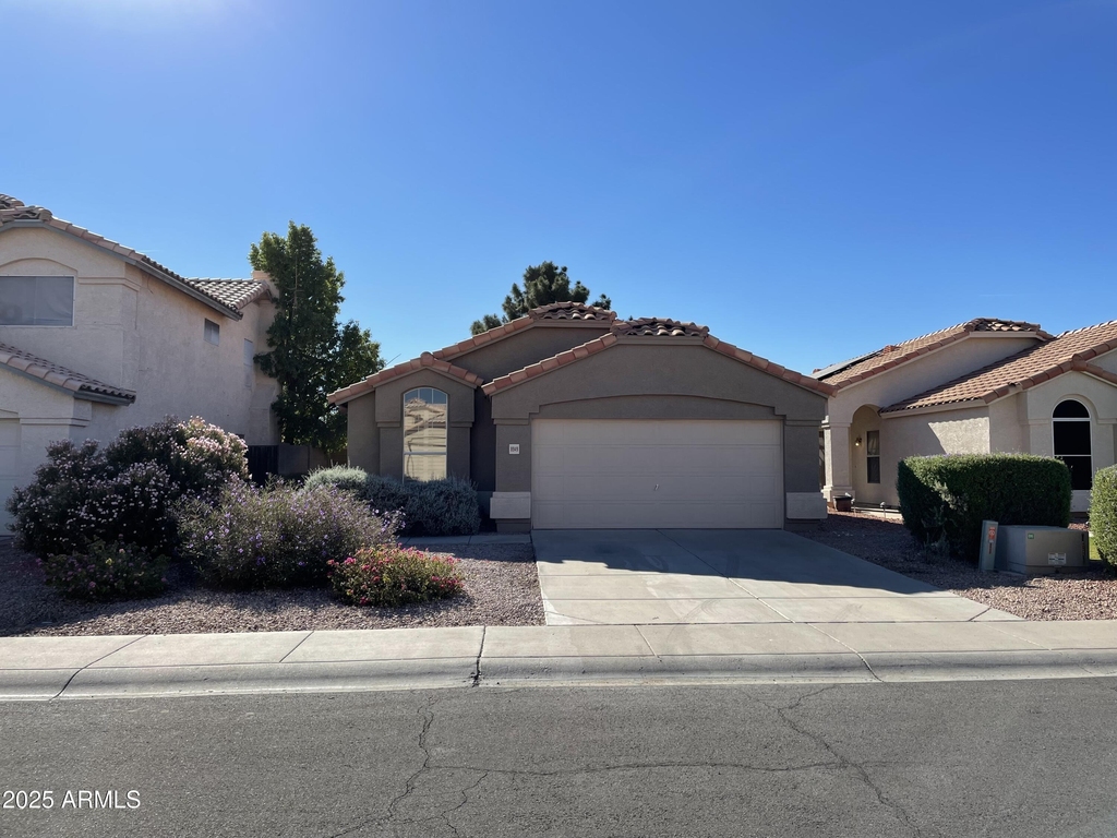 8949 W Kathleen Road - Photo 0