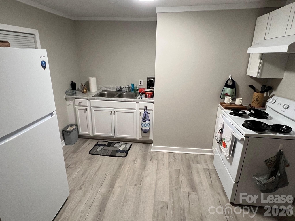 605 Center Street Nw - Photo 2