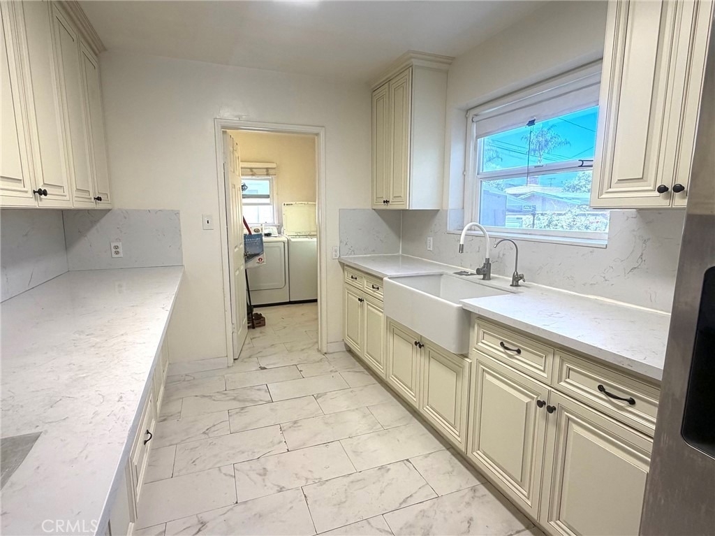 1023 E Thelborn Avenue - Photo 5