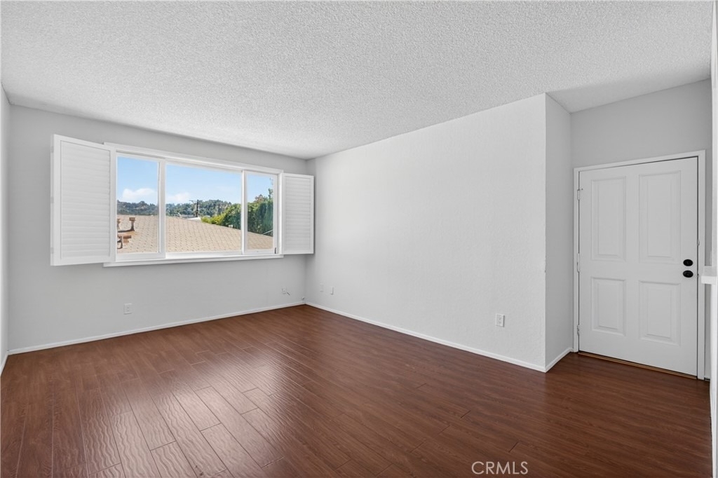 4441 Woodman Avenue - Photo 6