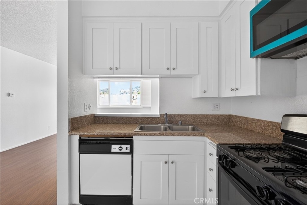 4441 Woodman Avenue - Photo 15