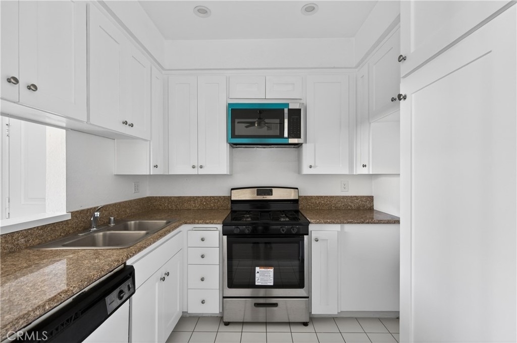4441 Woodman Avenue - Photo 13