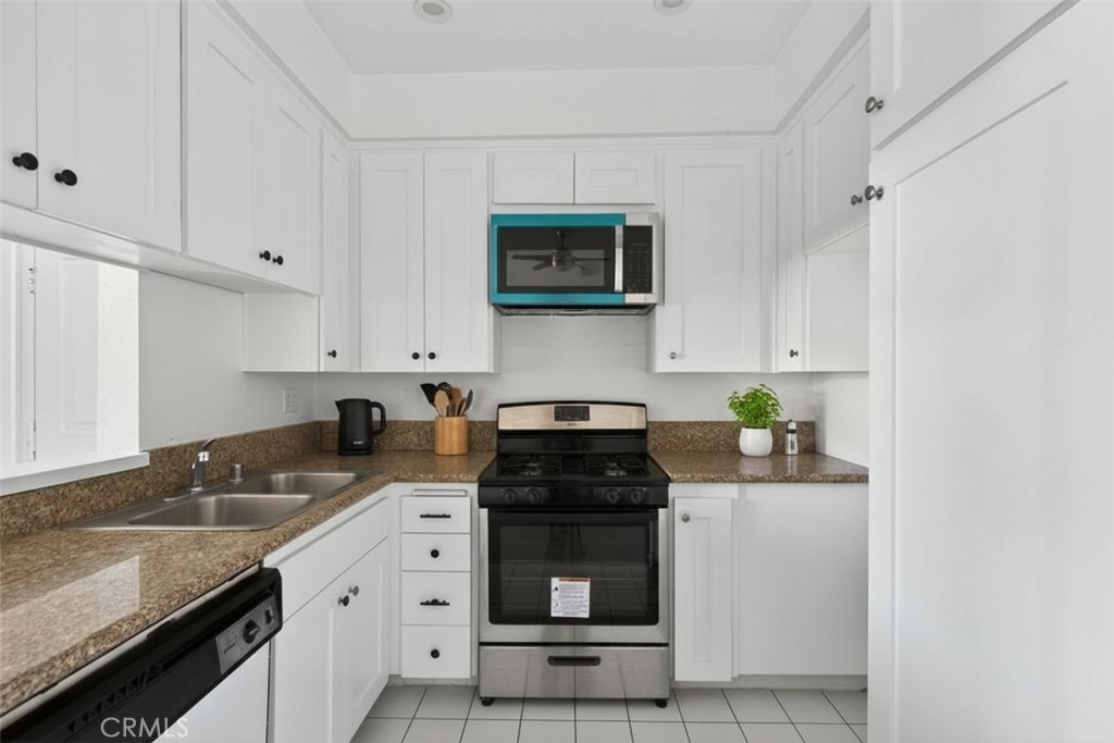 4441 Woodman Avenue - Photo 14