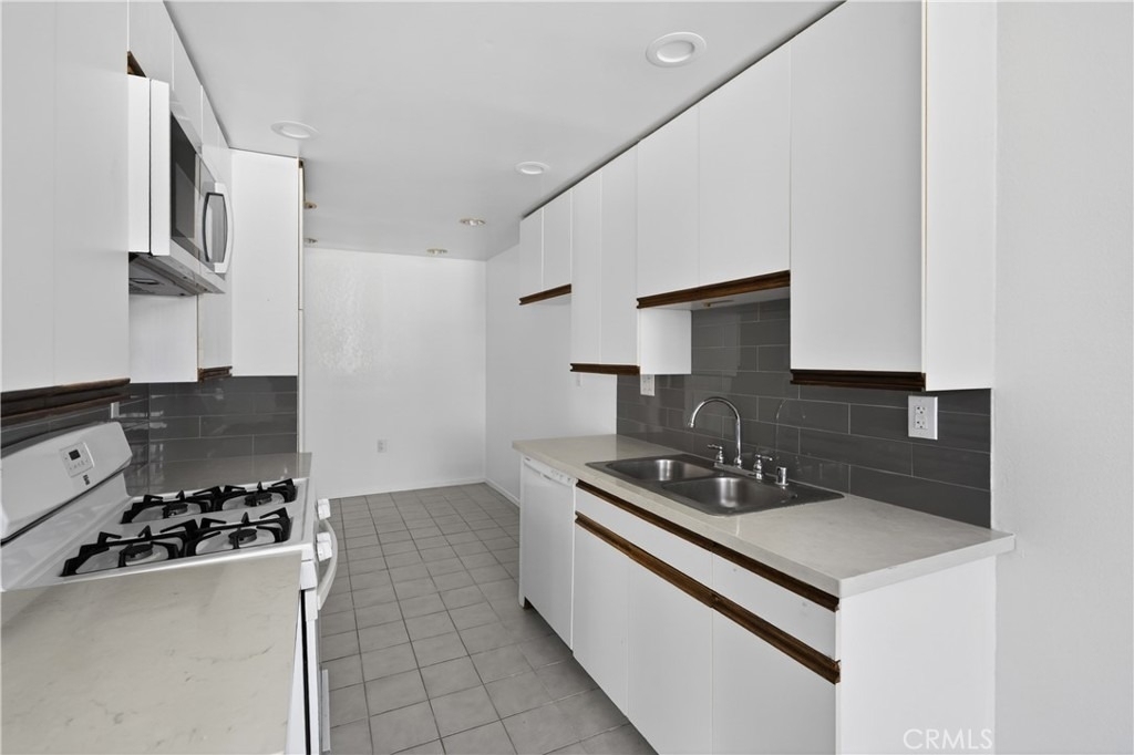 4441 Woodman Avenue - Photo 11