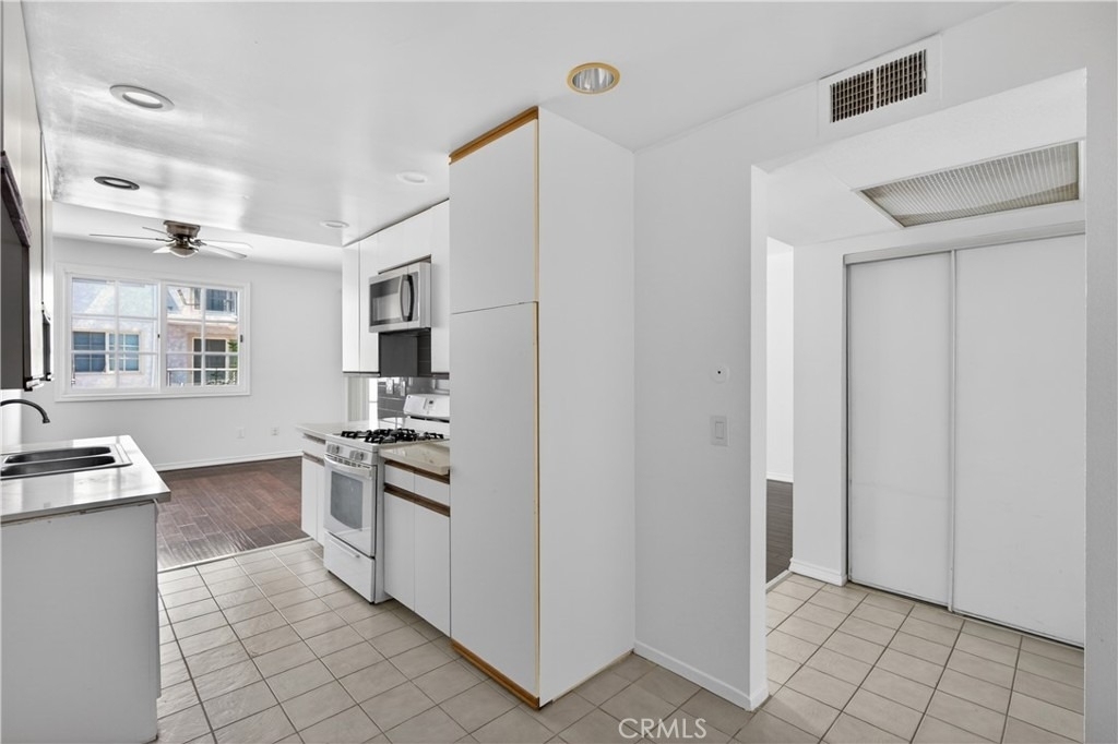 4441 Woodman Avenue - Photo 13