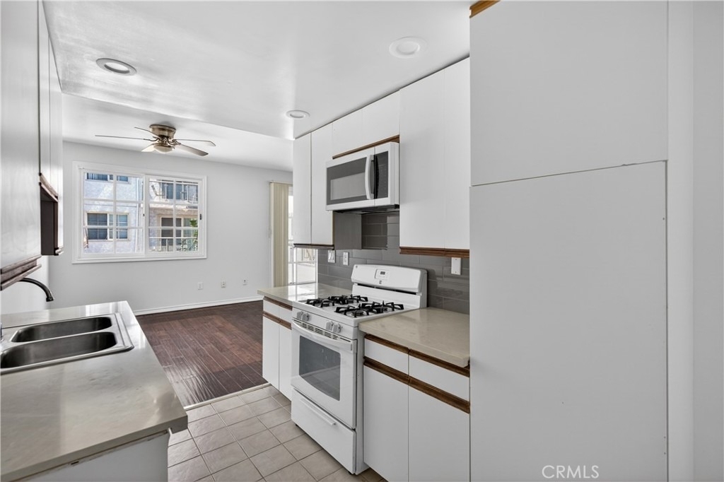 4441 Woodman Avenue - Photo 12
