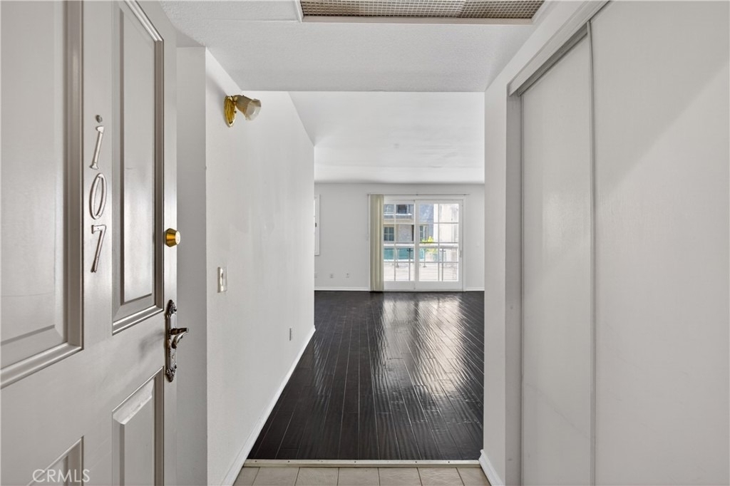 4441 Woodman Avenue - Photo 4
