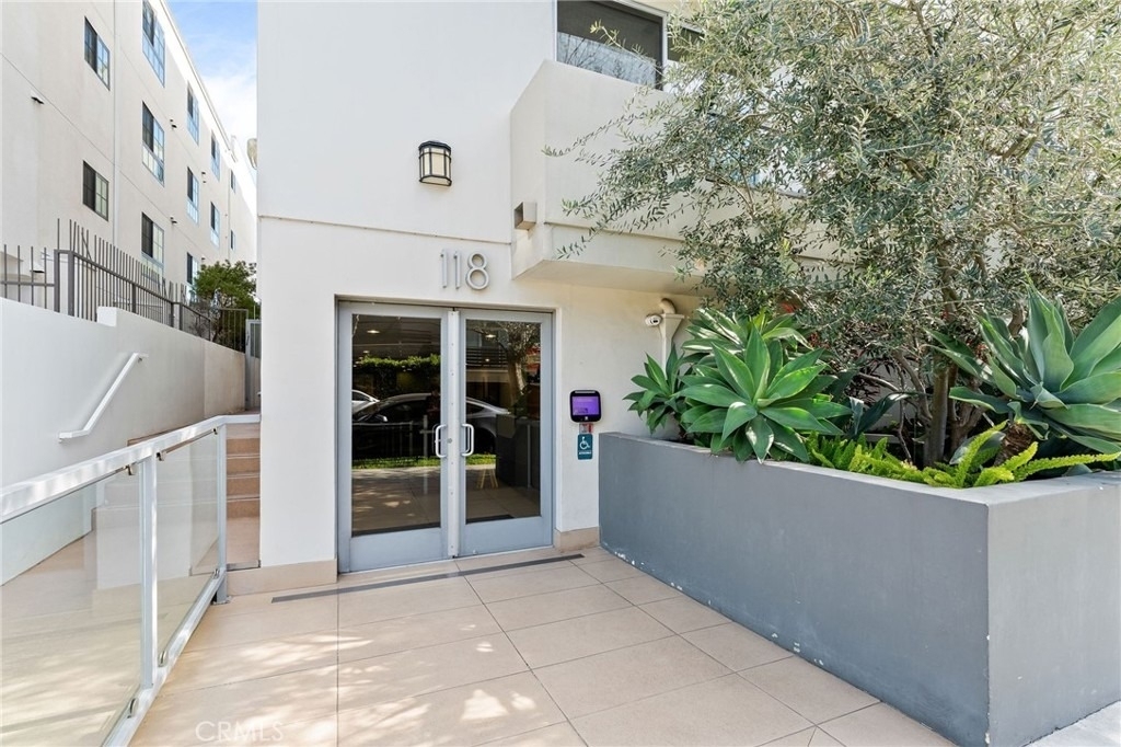 118 N Kings Rd - Photo 2