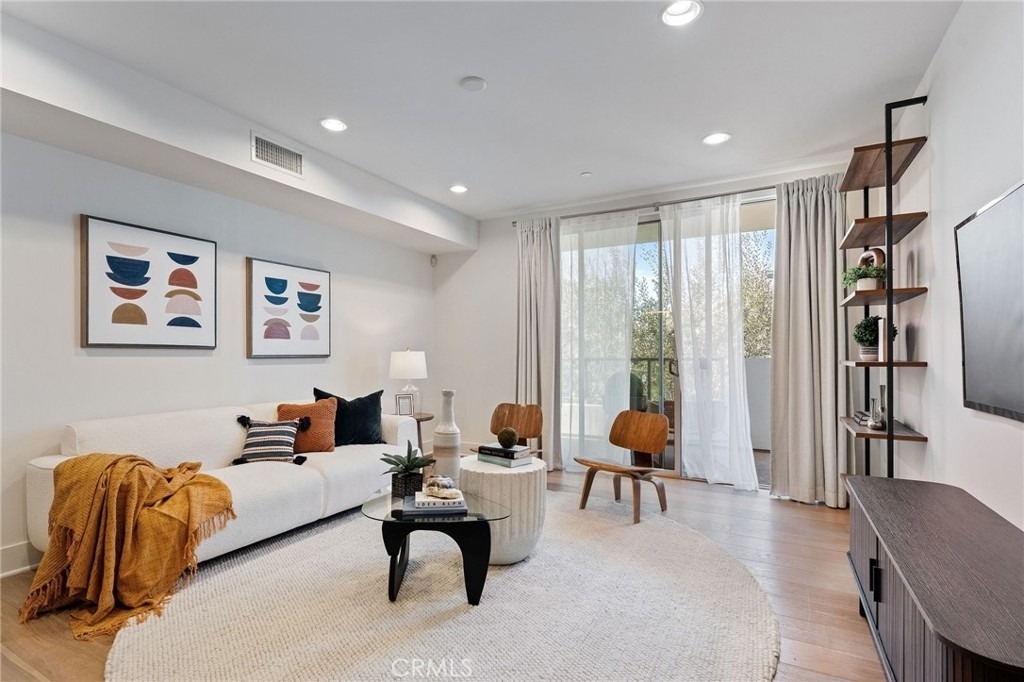 118 N Kings Rd - Photo 0